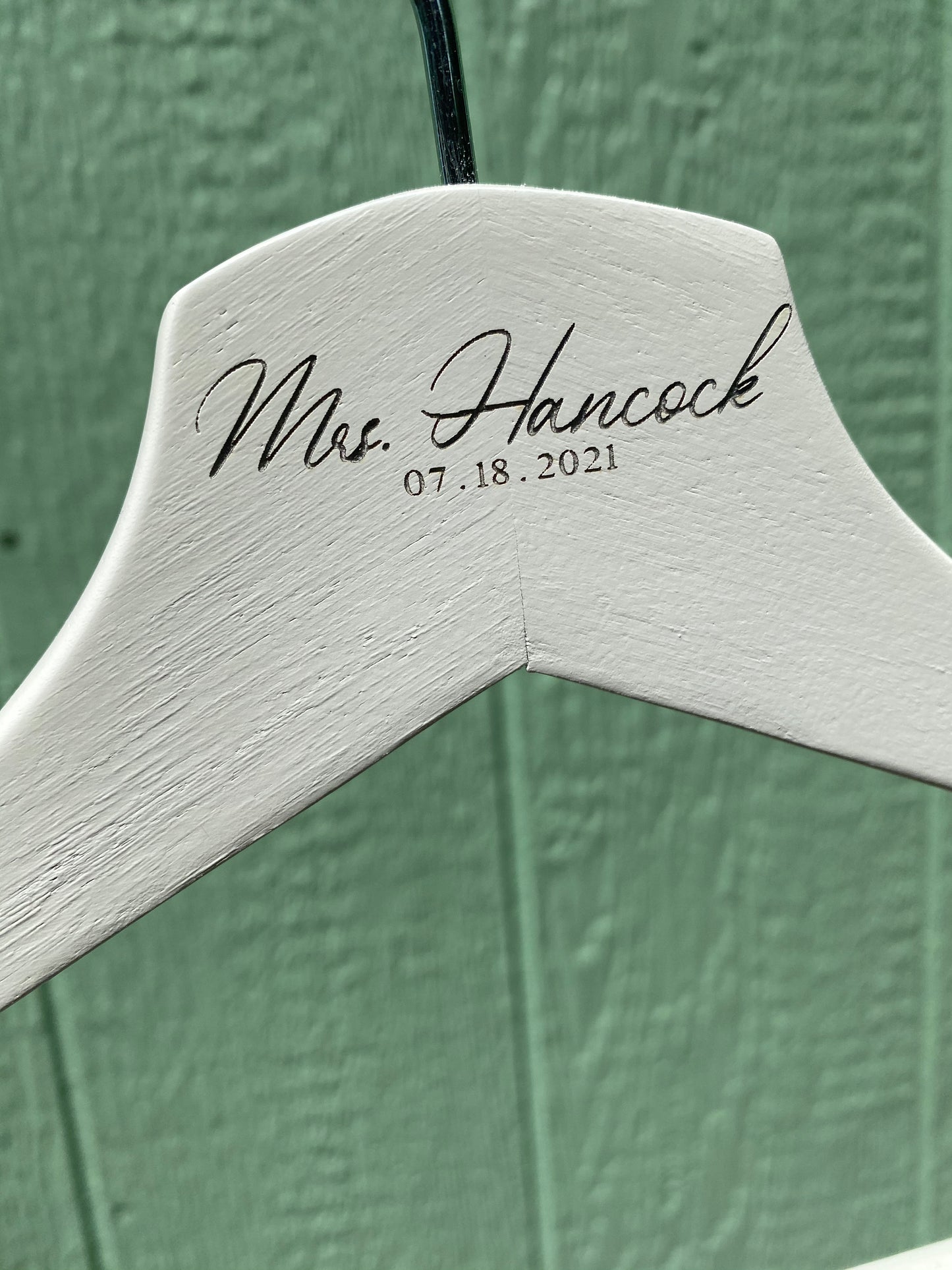 Elegant Laser-Engraved Custom Wedding Hangers - A Touch of Royal Charm for Your Special Day