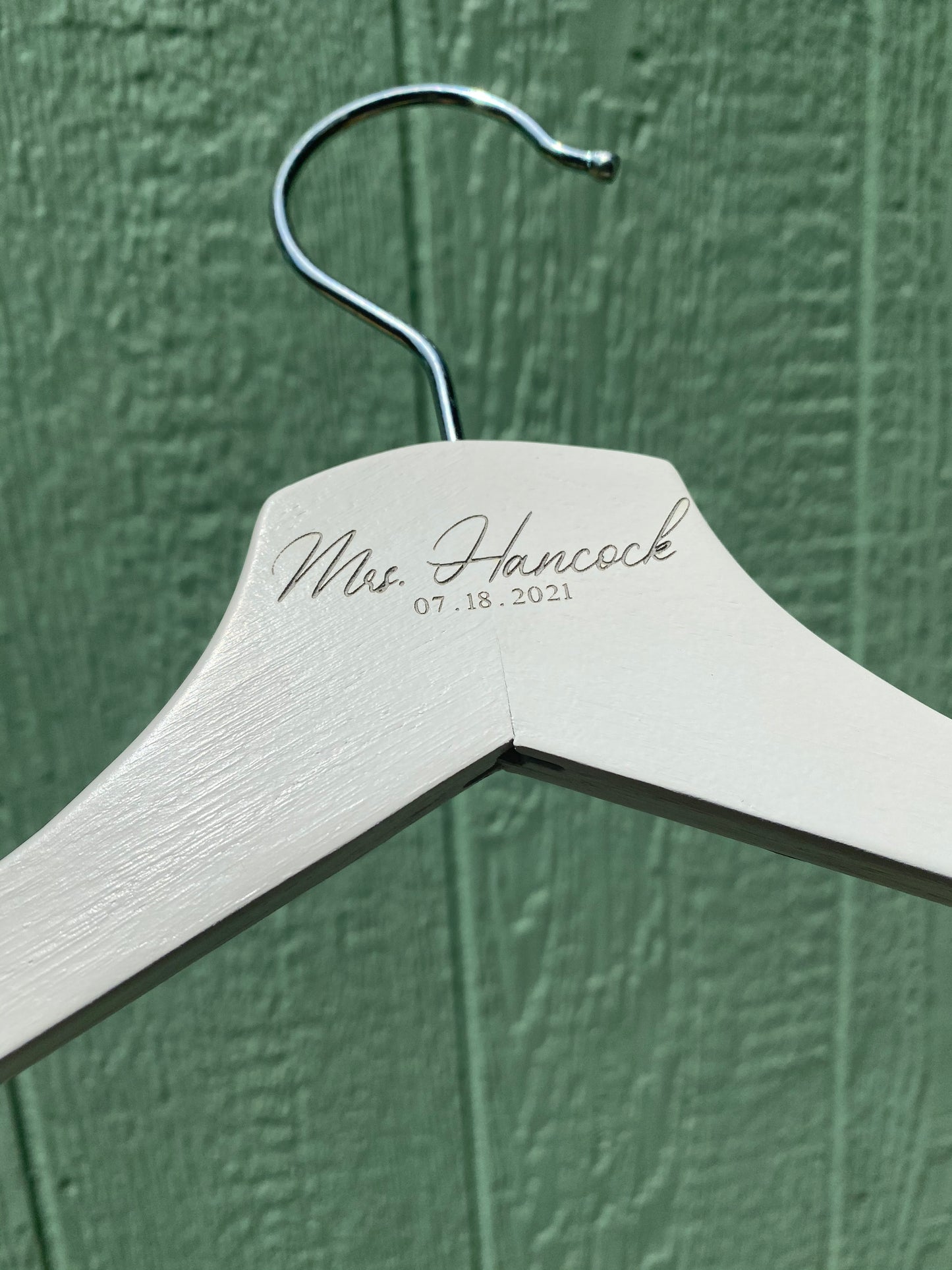 Elegant Laser-Engraved Custom Wedding Hangers - A Touch of Royal Charm for Your Special Day